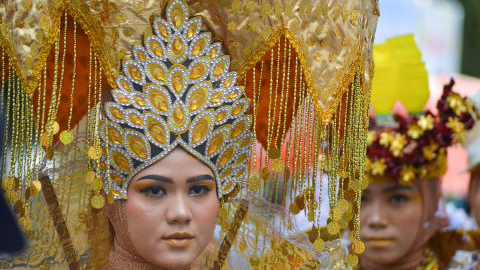 Model memperagakan busana yang terbuat dari bahan daur ulang pada Festival Muaro di Padang, Sumatera Barat, Senin (24/3/2023)