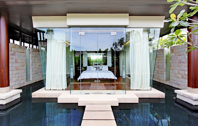 Picture of the bedroom located in the glass cube floating on the water 