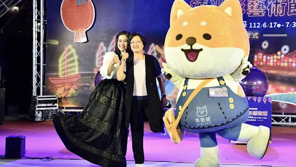 ▲2023鹿港小鎮光影藝術節於17日晚間點燈亮起來，柴語錄帶領走讀小鎮風采，來鹿港慶端陽，看小鎮光影藝術節。 （記者林明佑翻攝）