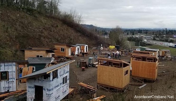 Iglesia construye casas para pobres