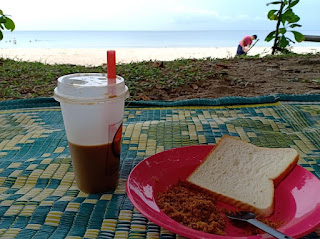 Bersantai di Pantai Batu Layar.