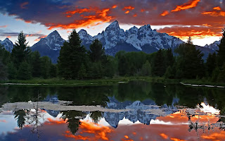 reflejo-de-montañas-y-nubes-en-aguas-calmadas