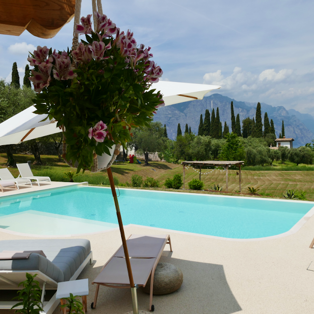 hotel con piscina vista lago di garda