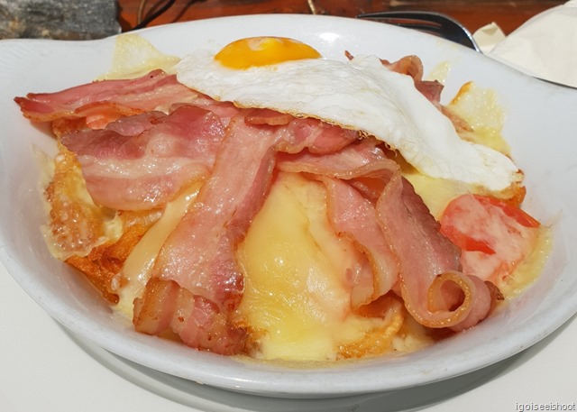 Traditional Rosti witg bacon and fried eggs. Lunch at the Ze Seewjinu Mountain Lodge 