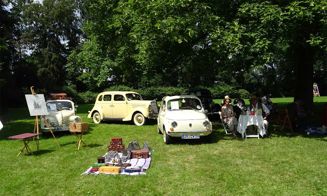 Renault 4CV und Fiat mit Stafellei Vintage Koffern auf Schloss Merode