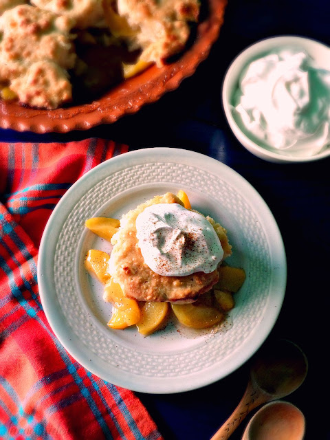 Easy Peach Cobbler with canned peaches - lacocinadeleslie.com