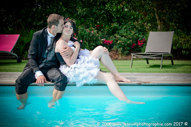 photos mariés couple au bord de la piscine