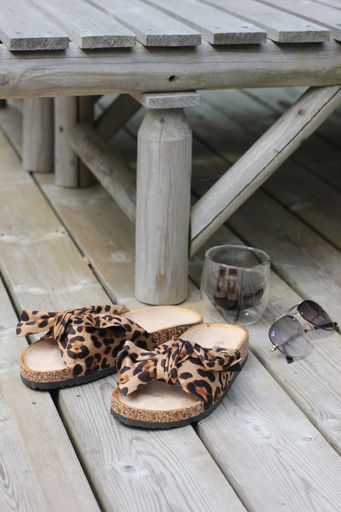 annelies design, webbutik, webbutiker, webshop, nätbutik, sandal, sandaler, leo, rosett, rosetter, leopard, leopardmönster, leomönstrade, leopardmönstrade, sommar, beach, beachen, 