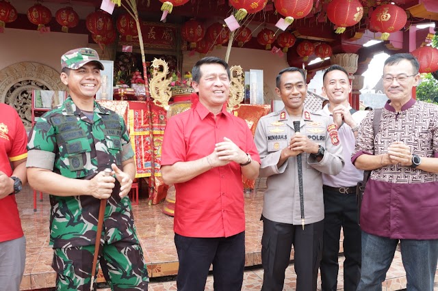 Kapolres Klungkung Bersama Dengan Bupati dan Dandim 1610/Klungkung, Pantau Secara Langsung Perayaan Imlek 2574 Kongzili Tahun 2023 di Vihara Dharma Ratna