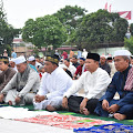 Wali Kota Tanjungbalai Sholat Ied Bersama Ribuan Warga di Lapangan Sultan Abdul Jalil Rahmadsyah 