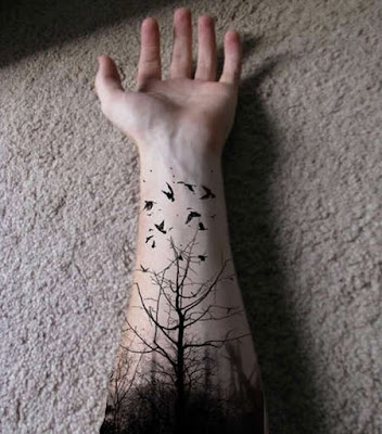 Tatuaje Blanco y Negro en el brazo