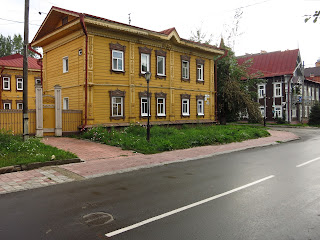 Casa de madera en Tomsk, transiberiano 2015