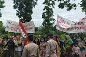 Emak Emak Marah, Turun Ke Jalan Blokir Akses Lokawisata Bukit Lawang