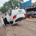 Carro capota na avenida sobral