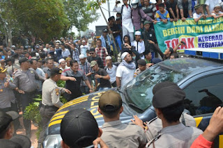 Demo Warga di Karimun Ricuh, Pihak Syiah Provokasi dengan Perkataan Kotor Dibalik Tembok