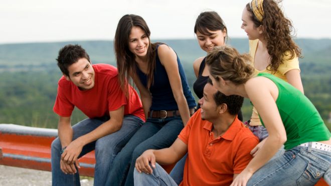 Người ta sẽ hạnh phúc hơn nếu có nhiều bạn bè xã giao hay ít bạn bè nhưng là những người bạn thân thiết?