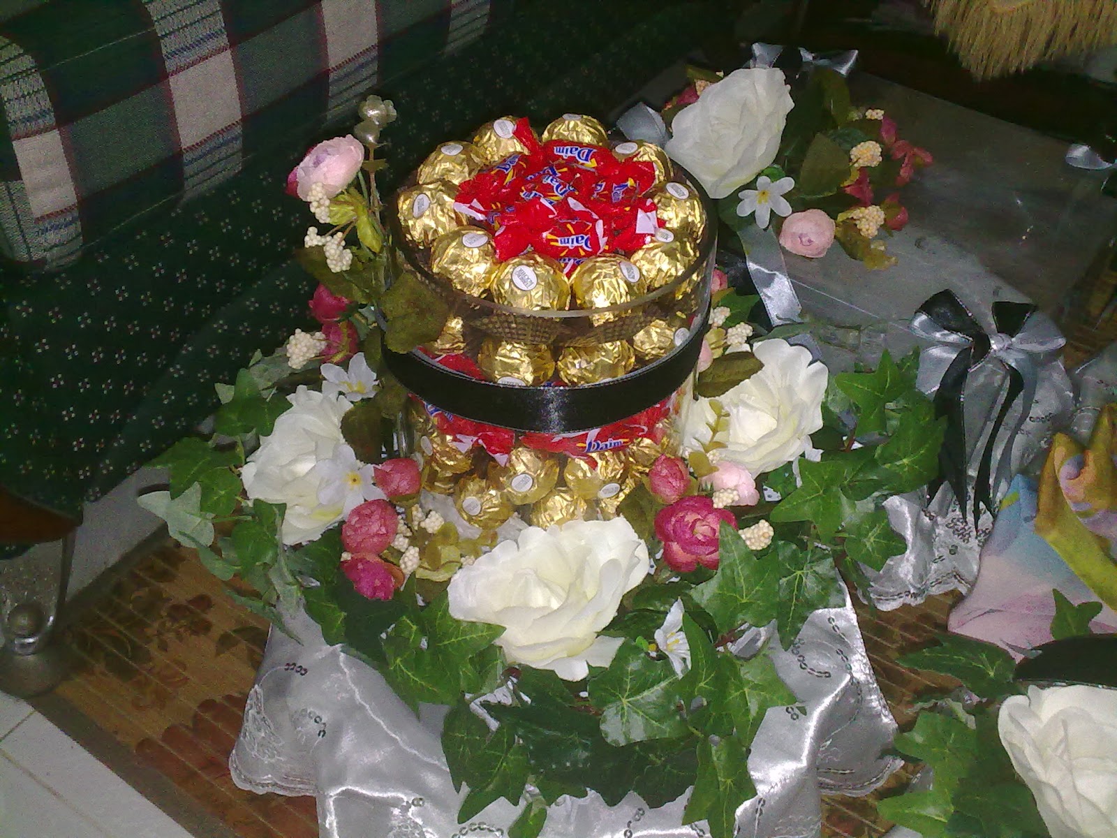 Pin Gubahan Hantaran Coklat Ferrero Rocher Graffiti Cake 