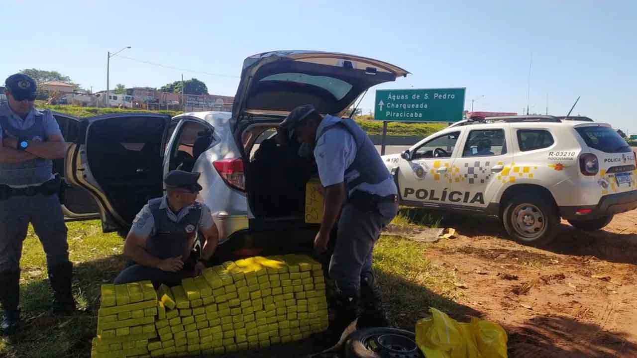 Policiais apreendem veículo carregado com 210 kg de maconha na Rodovia Geraldo de Barros. Suspeito é preso por tráfico de drogas.