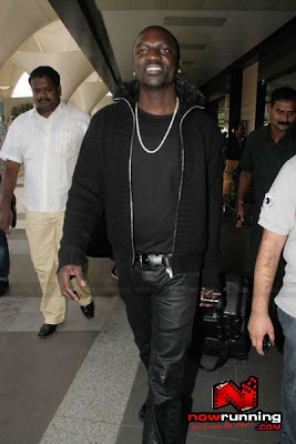 Singer Akon arrives in Mumbai