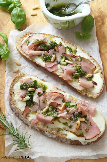 Bruschette di pane integrale con prosciutto cotto