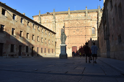 Fachada da Universidade de Salamanca e Pátio das Escolas com a rã