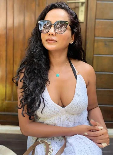 Tuhina Das cleavage hot photos Bengali actress