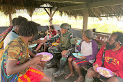 Satgas Yonif 323/BP Saling Berbagi dalam Kegiatan Minggu Kasih di Puncak Papua