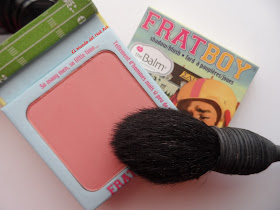 https://www.notino.es/thebalm/fratboy-colorete-y-sombra-de-ojos/