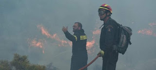 Οι δραματικές εκκλήσεις πυροσβέστη μέσω Facebook - «Αφυδατωθήκαμε, χρειαζόμαστε νερό και ψωμί