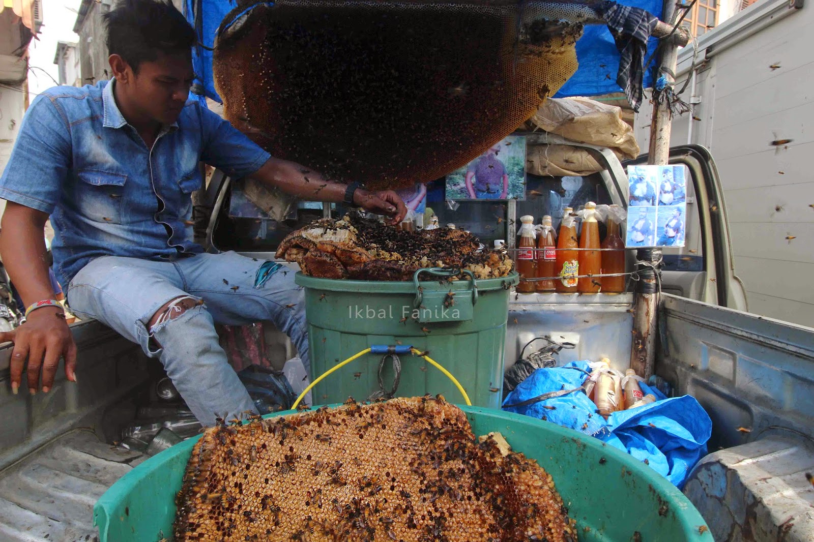 Pedagang madu asli asal Aceh Utara menjajakan dagangannya di kawasan Peunayong, Banda Aceh