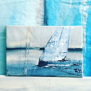 ein kleines Bild mit einem Segelboot in blauen Farben. Handgemalt auf Original Segeltuch.