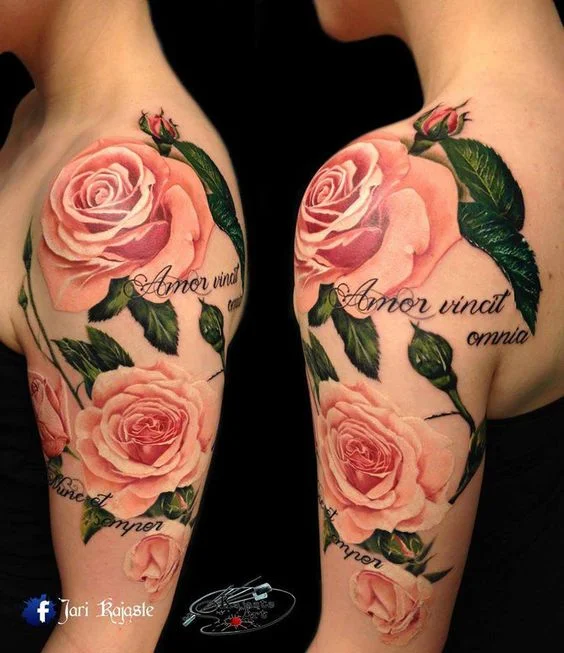 chicas con tatuajes de rosas de diferentes colores