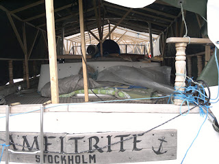Madrass som någon sover på. Segelbåt vid Mälarparken, ser övergiven ut