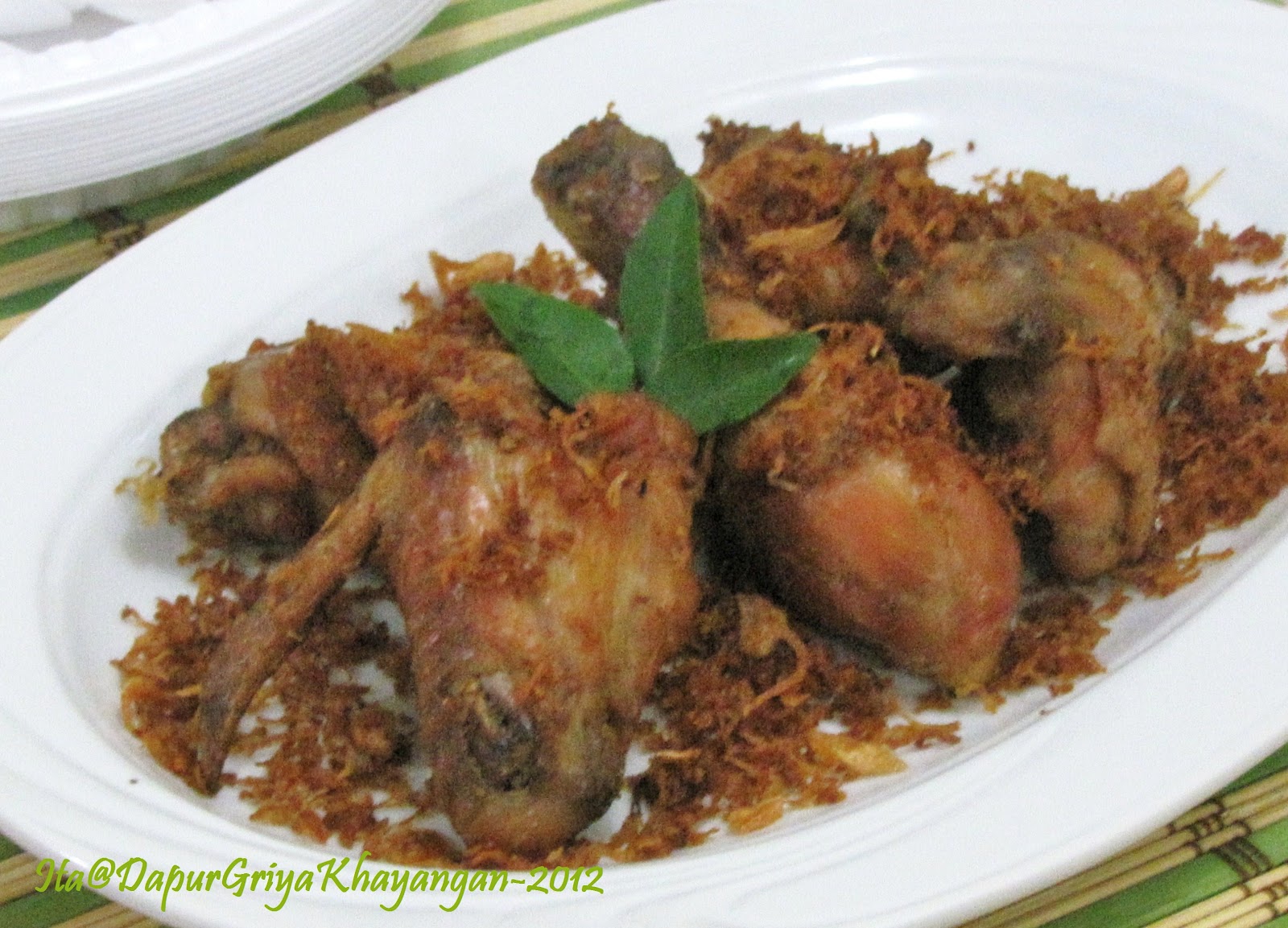 Dapur Griya Khayangan: Ayam Goreng Serundeng Kelapa