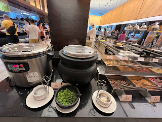 五星級親子休閒溫泉飯店宜蘭市蘭城晶英酒店，很適合4-8歲的孩子，車車開到飽，電影看到飽，酒店內兩家餐廳蘭城百匯自助餐廳以及蘭城晶英紅樓中餐廳的冠軍櫻桃鴨都很有優質。有寵物寄宿服務。滿四歲後可以短暫「托嬰」給飯店人員。有兒童專屬電影院。宜蘭蘭城晶英酒店遊樂設施很多，服務，硬體，餐飲，活動都是高品質推薦