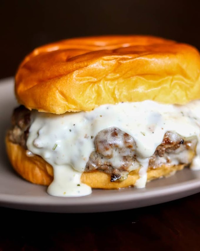 GARLIC OVERLOAD BURGERS WITH CREAMY GARLIC BURGER SAUCE #dinner #garlic