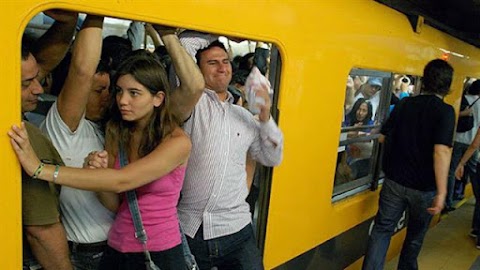 VAGONES PARA MUJERES: PARA EL MINISTRO DE TRANSPORTE "EL VIAJE PERDERÍA EL GUSTITO DE ENZANJARSE UNA GORDITA."