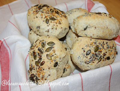 Pane di segale e farina integrale con semi vari