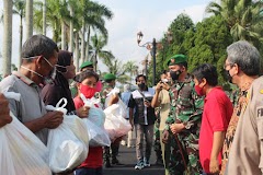Sinergi Untuk Negeri, TNI-Polri Bekerjasama Dengan Pegiat UMKM Apesadamas Banyumas Bagikan Sembako Kepada Masyarakat