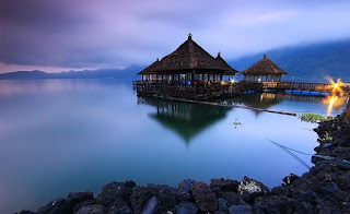 Senja di Resto Apung Danau Batur