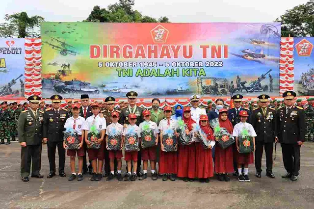 Sekda Kalbar Memperingati Hari Jadi ke-77 TNI Di Sanggau