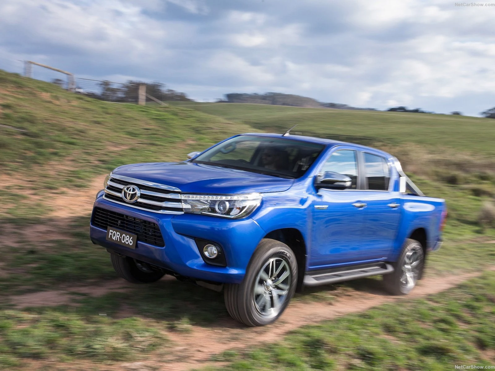 Hình ảnh xe ô tô Toyota HiLux 2016 & nội ngoại thất