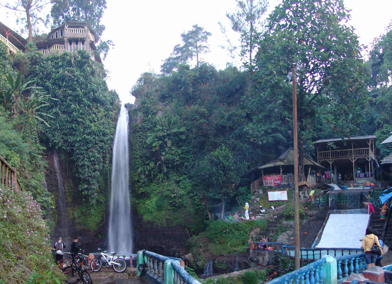 Sekitar lima meter  sebelah kanan kiri curug, terdapat warung