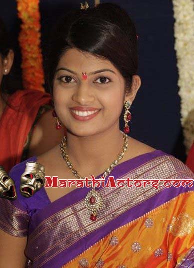 marathi actor and actress  Dhanashri Kadgaonkar photos