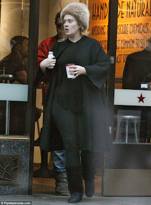 ... Adele mucho mÃ¡s delgada paseando por las calles de Londres junto a su