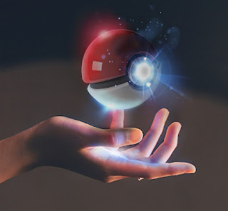 Une Pokéball flottant au-dessus d’une main