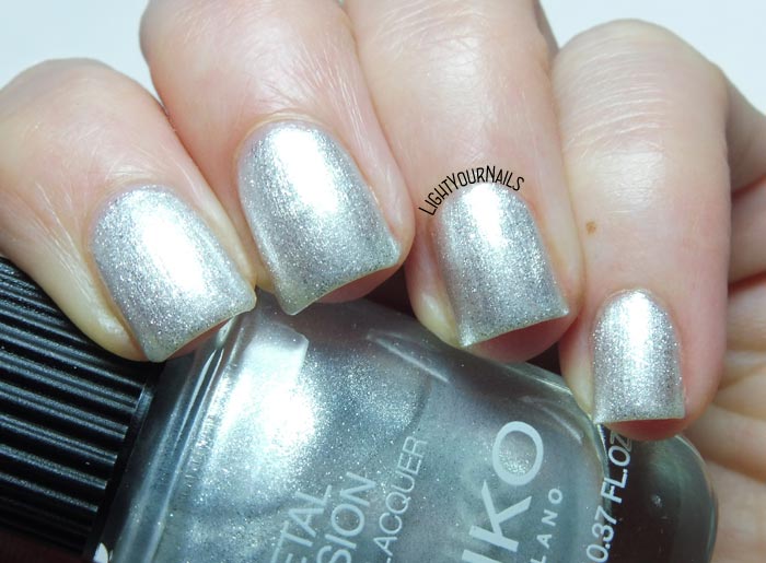 Smalto argento metallico Kiko Metal Fusion 04 Platinum Rain silver metallic nail polish #kikonails #kikocosmetics #kikotrendsetter #lightyournails