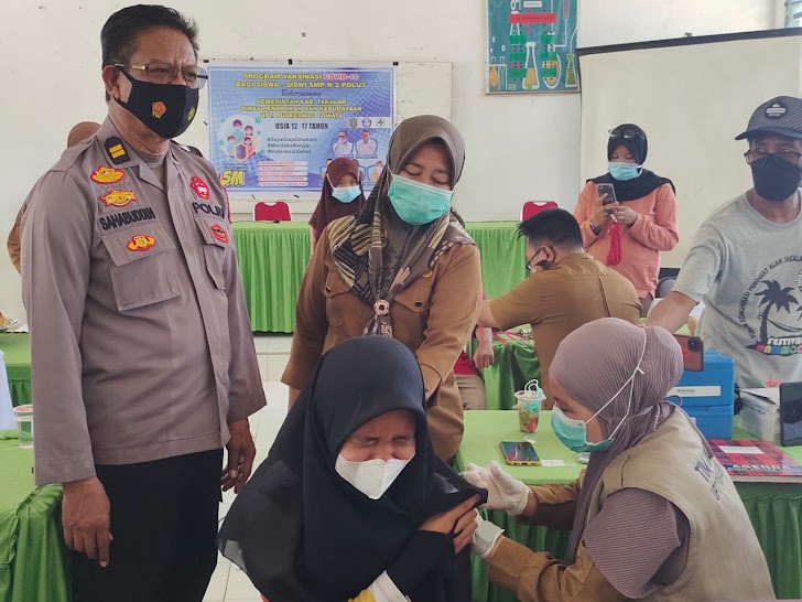 Polsek Polut Kerjasama KORWIL Pendidikan Dan Kebudayaan Kec. Polut Dan UPT Puskesmas Towata Laksanakan Vaksin Untuk Pelajar