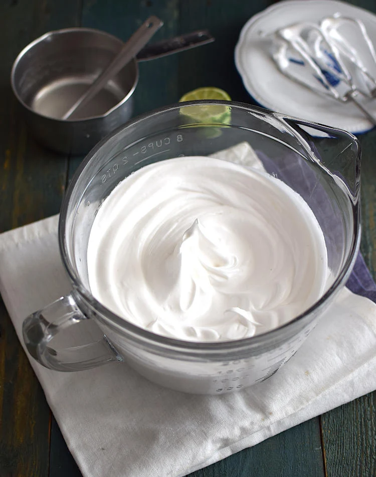 Merengue esponjoso y fácil para decorar tortas