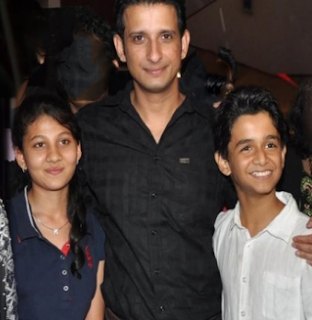 Sharman Joshi Family Wife Son Daughter Father Mother Marriage Photos Biography Profile